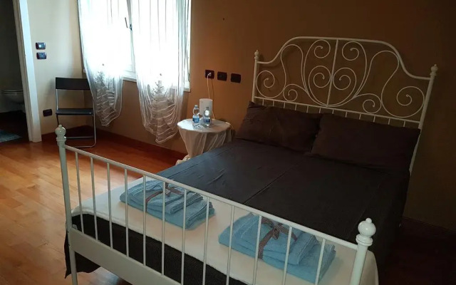 Отель Bed & Breakfast Asso Манерба-дель-Гарда комната для гостей