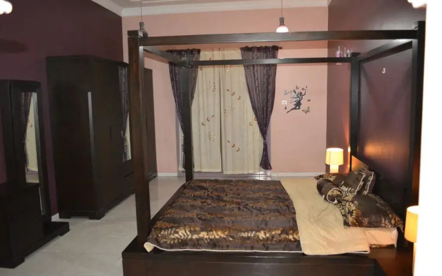 Отель Master Bedroom Al Nokhtha Street комната для гостей