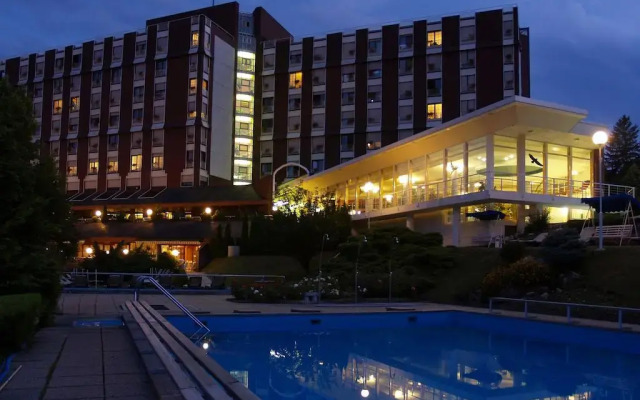 Отель Ensana Thermal Aqua Хевиз вид на фасад