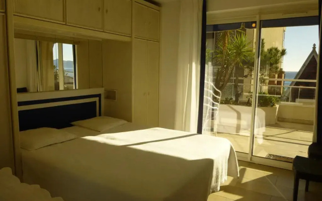 Отель One Bedroom Drap D'Or комната для гостей