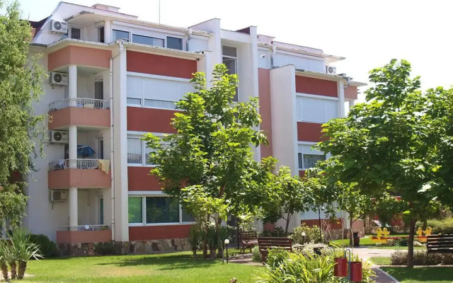Апартаменты Sunny Fort Apartment Солнечный берег вид на фасад