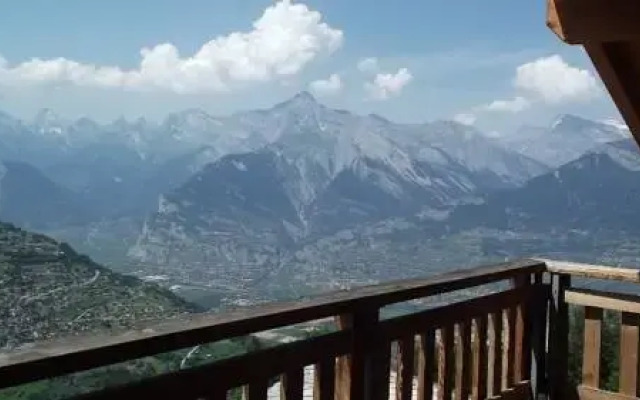 Отель Chalet Tschoueilles 4 Star Нендаз балкон