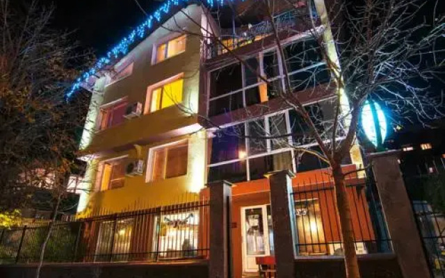 Hotel Fun House вид на фасад
