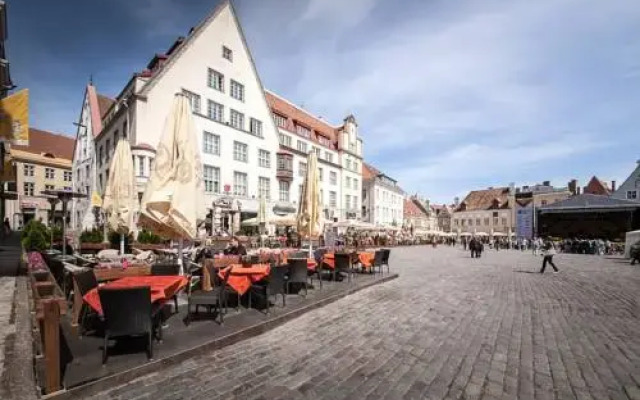 Апартаменты Town Hall Square Apartments - Voorimehe вид на фасад