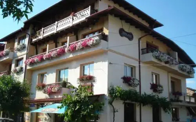 Отель Pri Ani Guest House вид на фасад