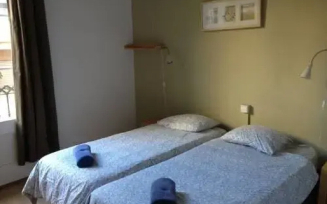 Отель Rent A Flat In Barcelona Poble Sec комната для гостей
