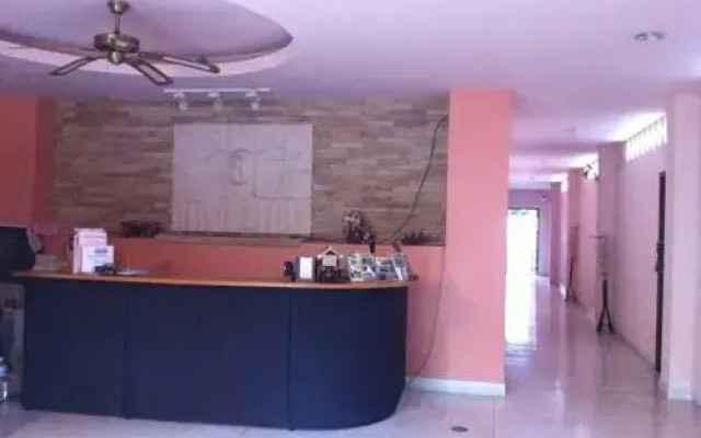 Отель Baan Iyara Guesthouse интерьер отеля