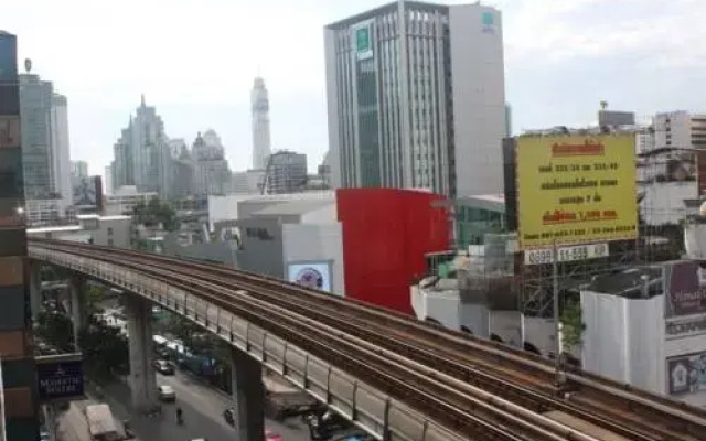 Отель Top Inn Sukhumvit вид на фасад