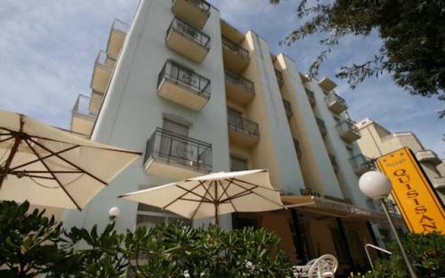 Hotel Quisisana Римини вид на фасад