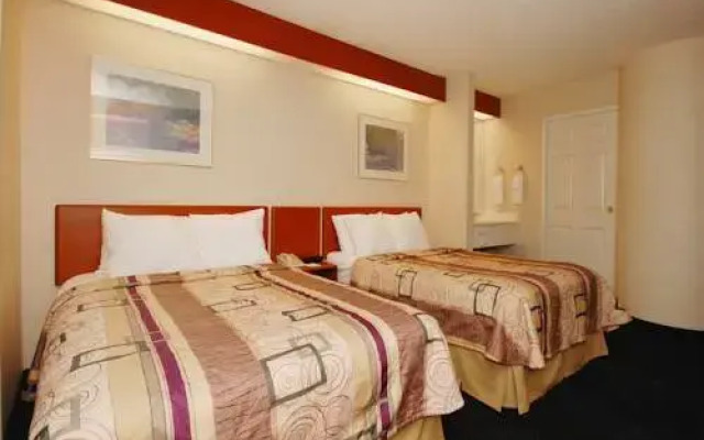 Отель Sleep Inn & Suites комната для гостей