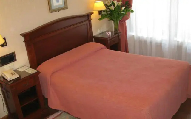 Отель Hostal Bahia Испания, Сан-Себастьян - отзывы, цены и фото номеров - забронировать отель Hostal Bahia онлайн комната для гостей
