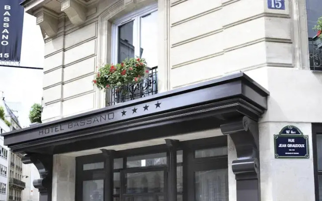 Hotel Bassano вид на фасад