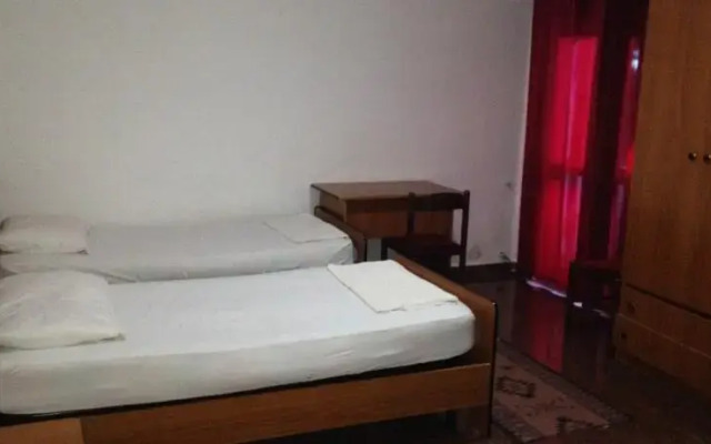 Hotel Dollaku комната для гостей