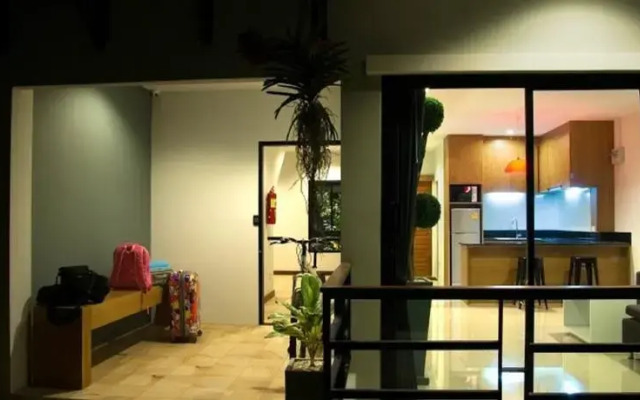 Апартаменты Byg Boutique Service Apartment At Kamala комната для гостей