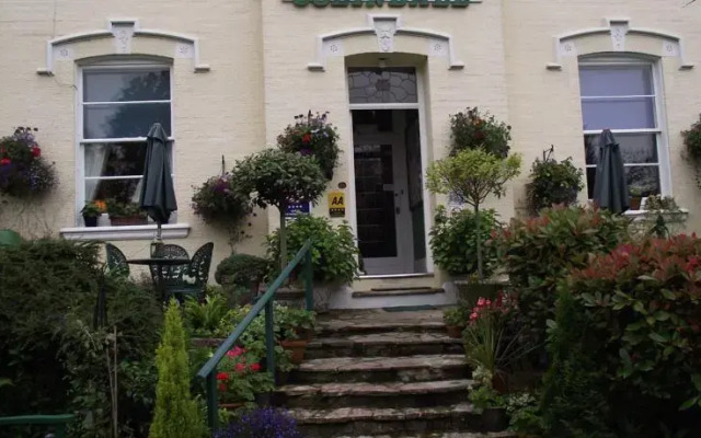 Отель Colindale Guest House вид на фасад