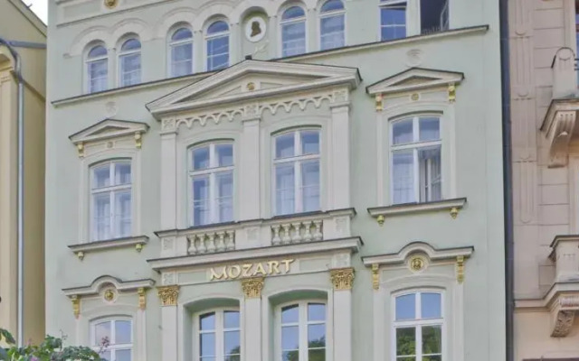 EA Hotel Mozart вид на фасад