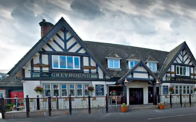 The Greyhound Hotel вид на фасад