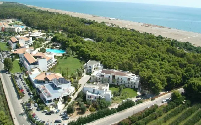 Отель Club Giardini d'Oriente Village Нова-Сири пляж