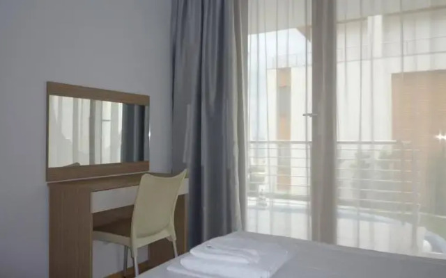 Отель White Sails Aparthotel Поморие комната для гостей