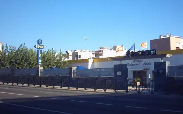 Отель Hostal Lleida вид на фасад