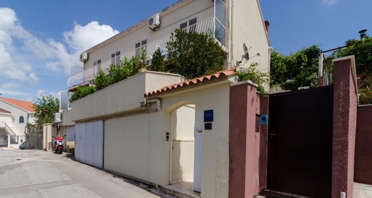 Apartment Oli With Garage