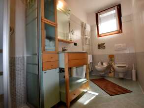 Classy Villa in Pisogne With Garden, Bbq, Pool, Sun-loungers, фото 21