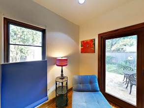 Charming 3BR w/ Balcony & Fire Pit, фото 4 Charming 3BR w/ Balcony & Fire Pit, фото 4