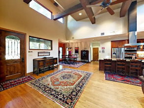 Charming 3BR w/ Balcony & Fire Pit, фото 6 Charming 3BR w/ Balcony & Fire Pit, фото 6