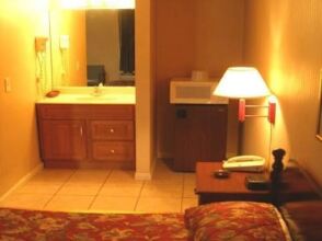 Red Carpet Inn Suites New Mil, фото 27