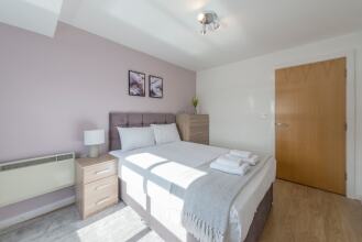 Modern 2 Bedroom Apartment Near Manchester Piccadilly, фото 2