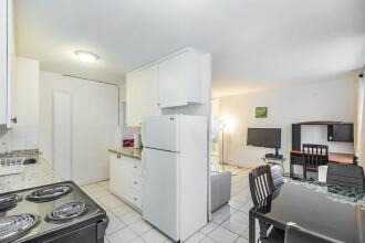 Magnificent Condo at Leaside - 10 Mins to Downtown, фото 10