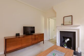 Charming 1BR Home by River Thames, Fits 3, фото 11