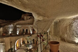 Shoestring Cave House