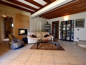 Classy Villa in Pisogne With Garden, Bbq, Pool, Sun-loungers, фото 14