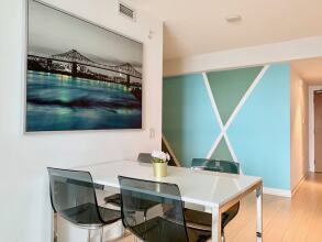 Bright 2 Bed Lakeview Suite, фото 2