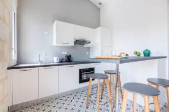 Bright and Modern Apartment, фото 6