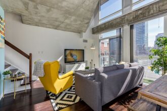 QuickStay - Sunlit Luxury Loft on King West, фото 3