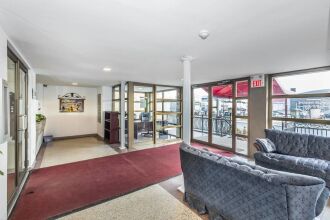 Magnificent Condo at Leaside - 10 Mins to Downtown, фото 12