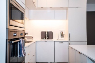 Modern 1 Bedroom Condo With CN Tower Views, фото 11