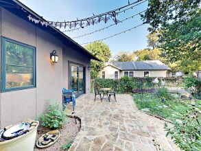 Charming 3BR w/ Balcony & Fire Pit, фото 10 Charming 3BR w/ Balcony & Fire Pit, фото 10