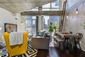 QuickStay - Sunlit Luxury Loft on King West, фото 7