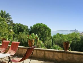 Elegant 18th Century Villa in Cannes With Private Pool and Seaview, фото 31