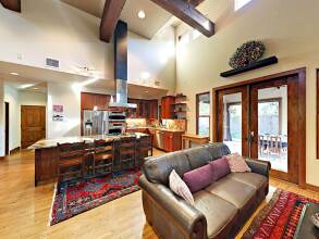 Charming 3BR w/ Balcony & Fire Pit, фото 8 Charming 3BR w/ Balcony & Fire Pit, фото 8