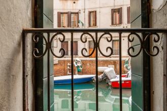 Venice Canal View Boutique Apartment, фото 12