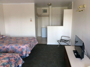 Embassy Motel, фото 8