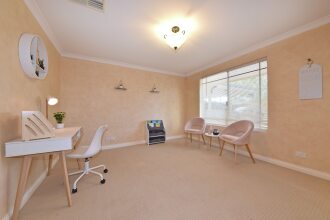 Redcliff Home Close to City & Airport, фото 9