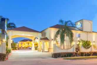 Days Inn & Suites by Wyndham Houston Hobby Airport