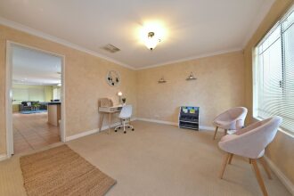 Redcliff Home Close to City & Airport, фото 14