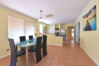 Redcliff Home Close to City & Airport, фото 10