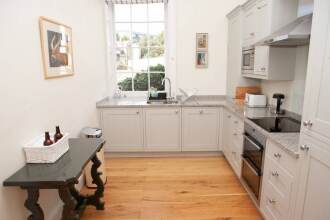 Spacious 2 Bedroom Apartment in Old Crescent, фото 8